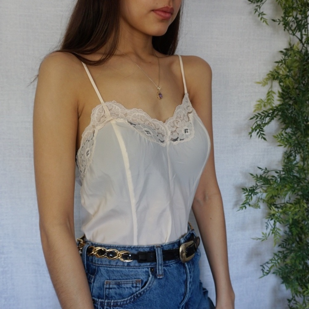 Lady Lynne creamy camisole with laced neckline | M